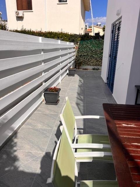 Apartamento Central Gem - 10 Min Walk To The Sea, Harbor And Mall Paphos Exterior foto